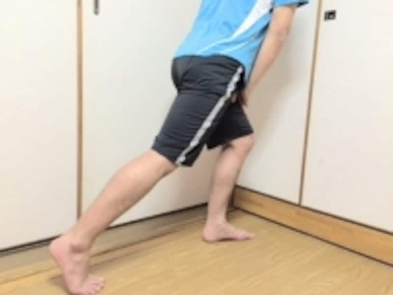 上半身は少し前に倒しておくとストレッチしやすくなります