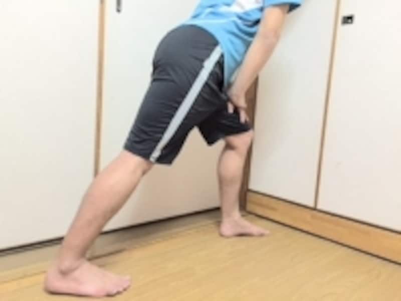 カカトは急に床につけずに、ゆっくり伸ばすよう動かしましょう