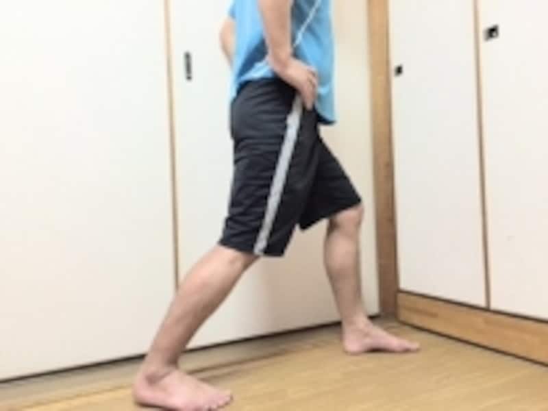 上半身を起こした状態で膝を曲げていきましょう