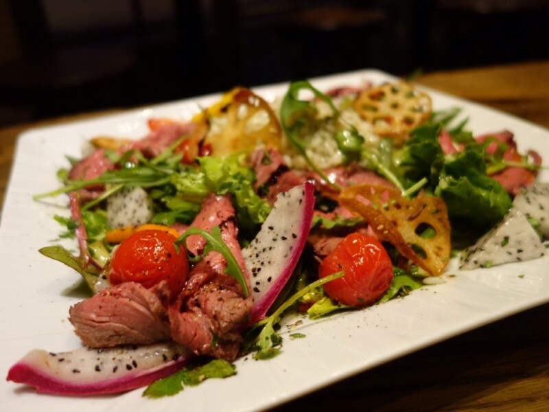 「ローストビーフとグリル野菜、ドラゴンフルーツのパワーサラダ」1,590円(税抜き）※3月8日（火）開始undefined※季節や天候によって食材が変わる可能性がありますundefined