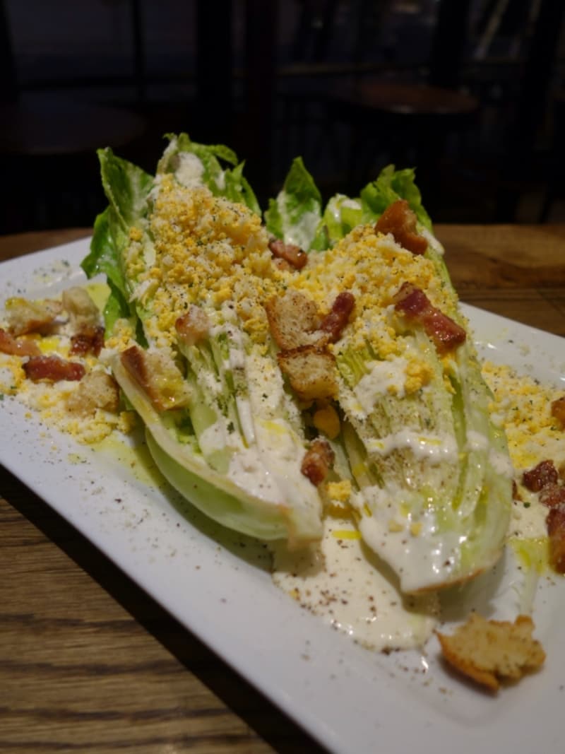 「丸ごとロメインレタスのシーザーサラダ」1,150円（税抜）