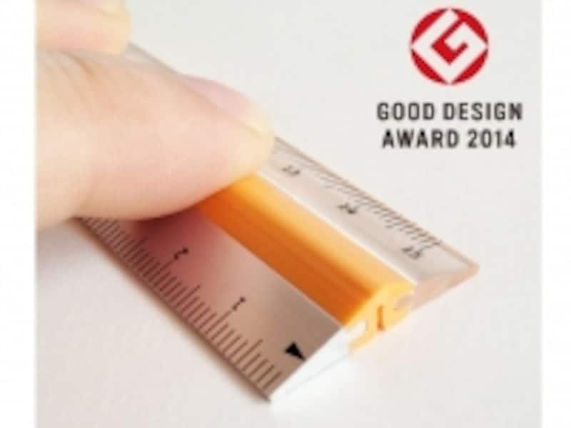 中央の滑り止め部を押さえると定規が滑らないのでズレずに使えます