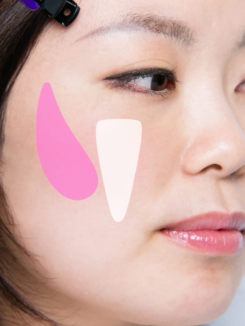 ピンクはチーク、白はハイライト。縦のラインを意識!