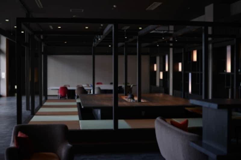 囲炉裏をモチーフにしつつ、モダンな空間のラウンジ。