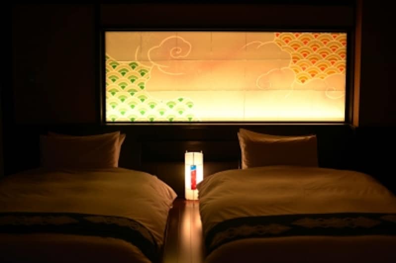 部屋の様子。ベッドの後ろの障子はねぶたの技法で作られています。