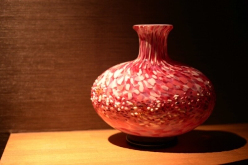 津軽びいどろのフラワーベース。艶やかな色合い。