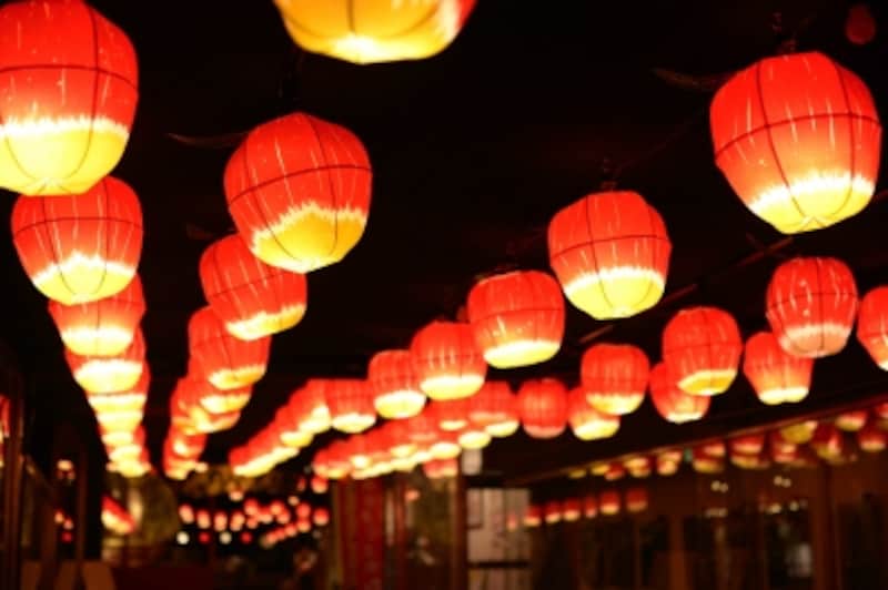 １Fの廊下には、りんごのねぶたがずらりと下がってお祭り気分。