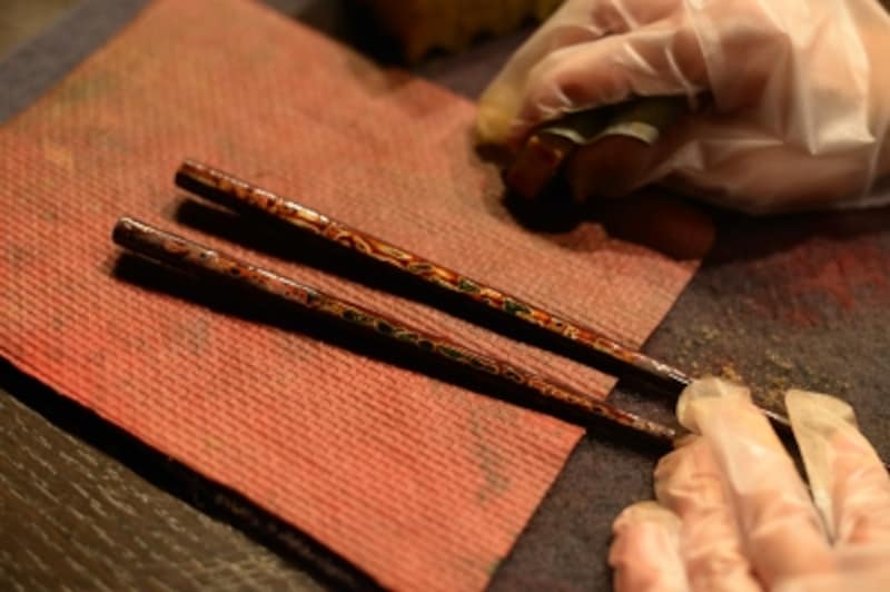 津軽塗の箸を研ぎ出して作ります。