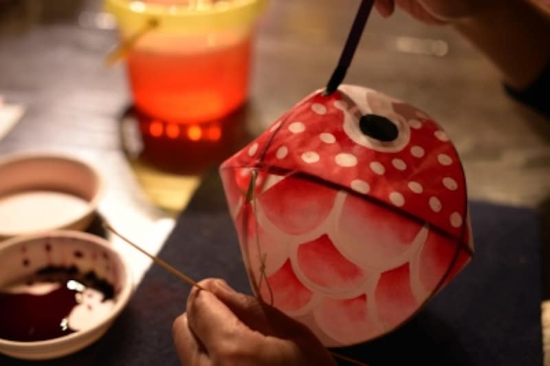 金魚ねぶた作り。色を塗る作業。