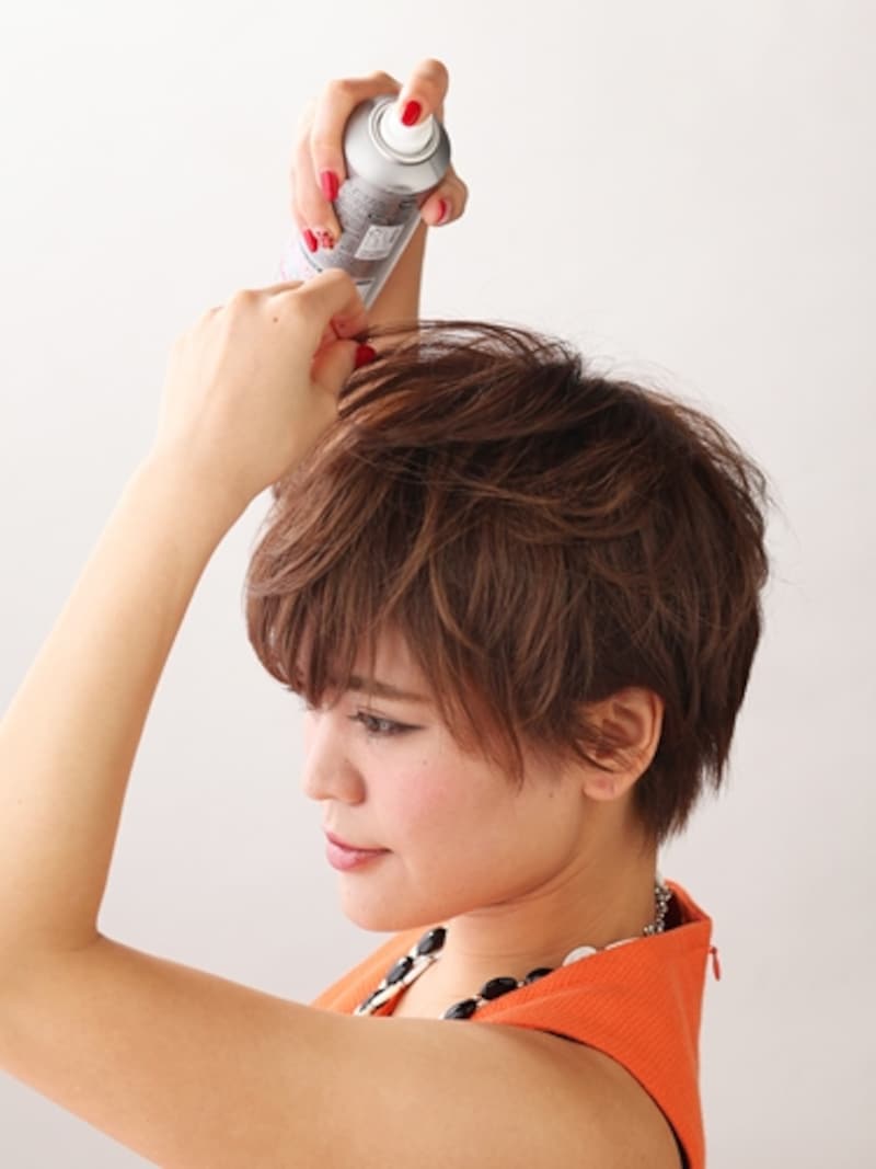 トップの髪も、前髪からツムジまで全て前方向につまむ