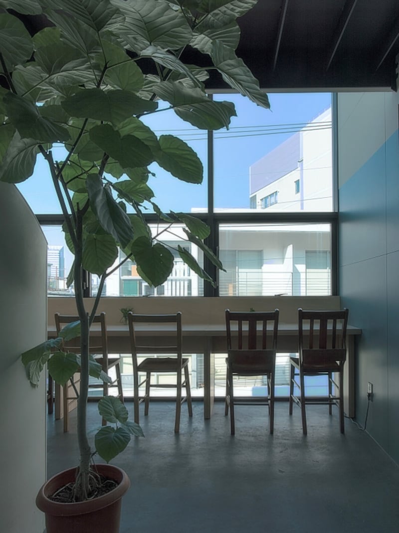 将来的にはらせん階段の上の通路と小部屋も使用してメゾネット式のカフェにする計画もあるとか。