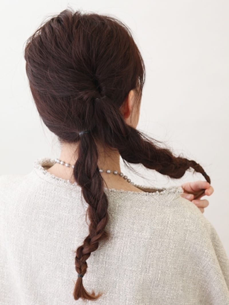 三つ編みを2本作り、根元に近い方を中心にほぐす