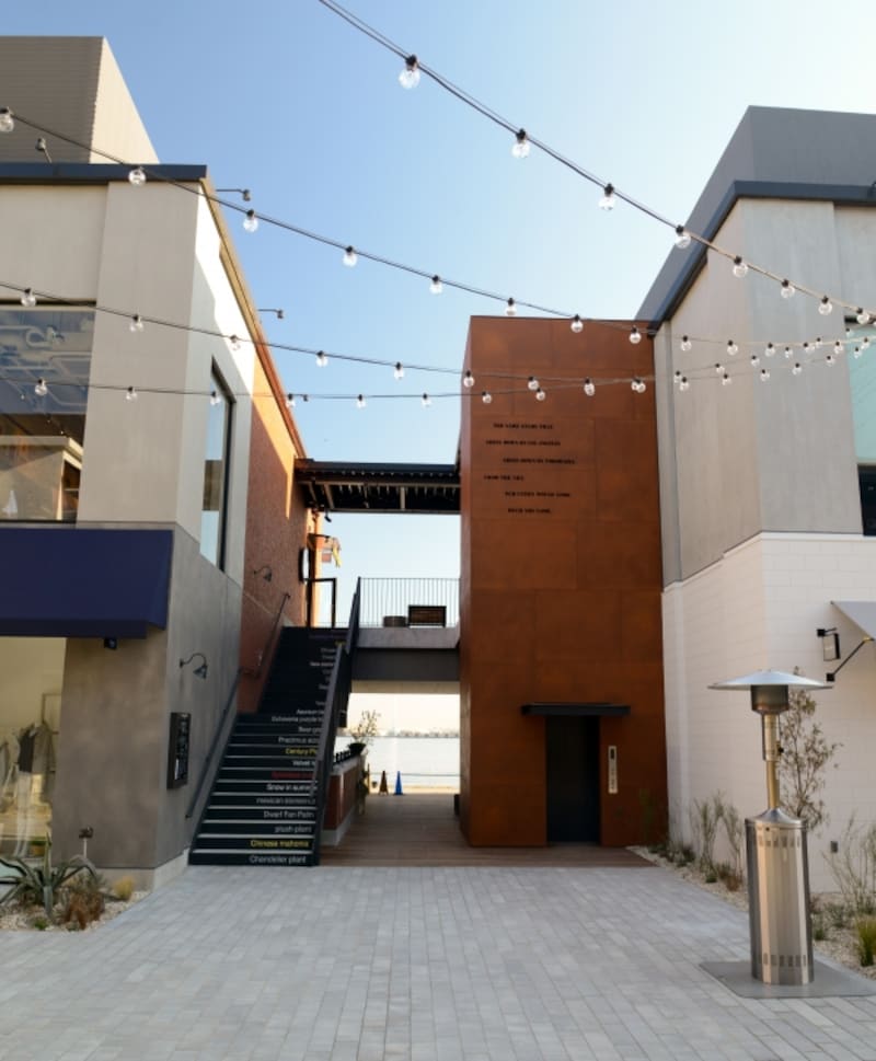 店舗の合間からも臨める青い海。