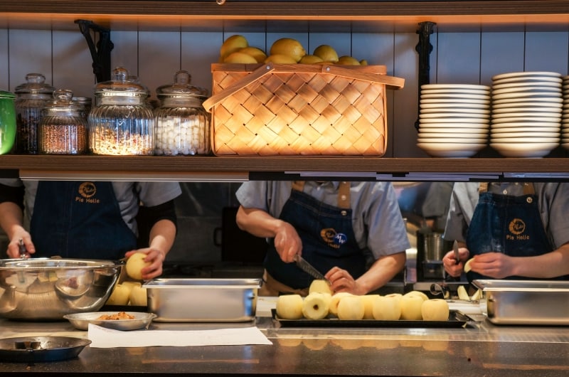 大きな角切りのリンゴは、季節により水分量や炊き方を調整して、フレッシュ感を残すように仕上げています。シナモンを生地にも練りこんであり、リンゴのフィリングにも入っていますが、上品な香りが魅力的。