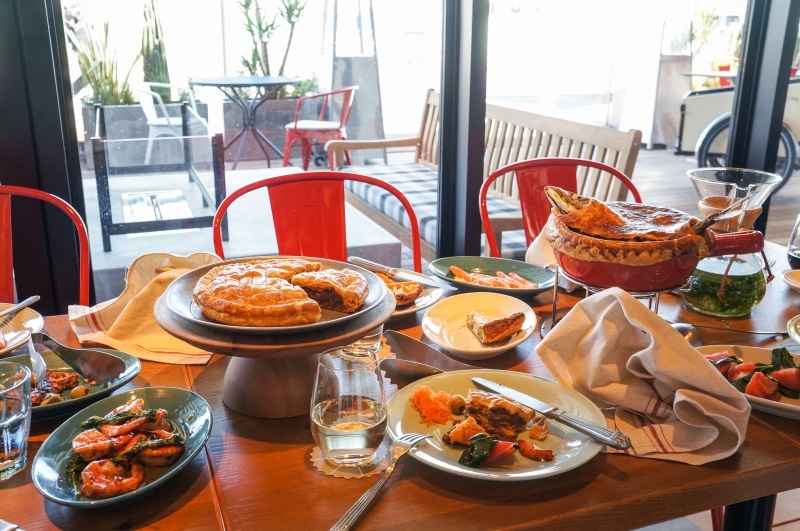 メイン料理として楽しめるパイなど種類も豊富で、皆でシェアして楽しみたい。