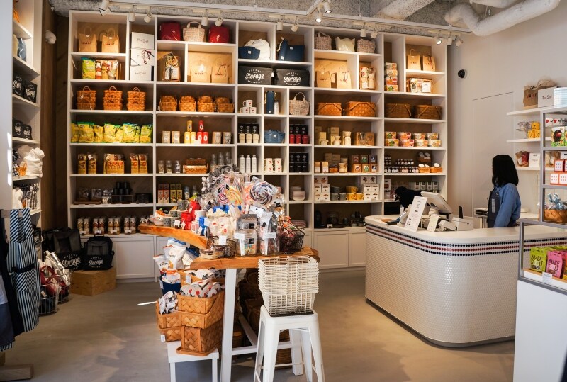 オーガニックにこだわった食材などが並ぶ