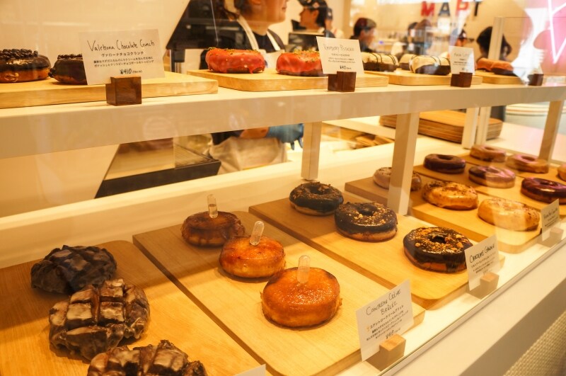 コアントロークリームブリュレ380円（税別）など、人気のドーナツも。