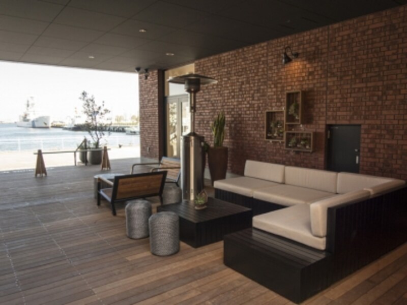 ゆったりとくつろげるファニチャーが点在（2016年3月2日撮影）