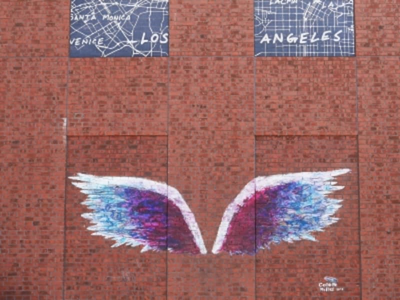 赤レンガ側正面入口付近の《天使の羽（エンジェルウィングス）》は休日になると行列ができるほど人気（2018年6月25日撮影）