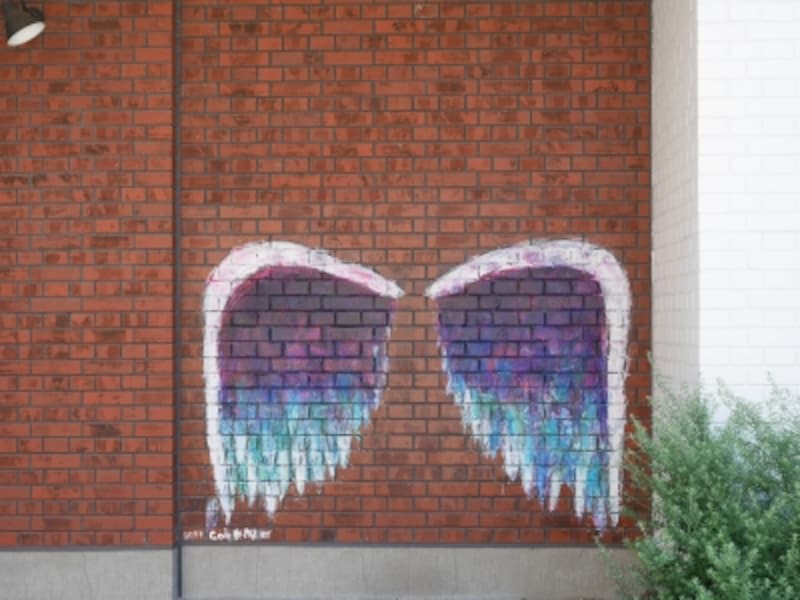 COMMUNITY MILL（コミュニティ ミル、D棟1階）横にも小さめサイズの《天使の羽（エンジェルウィングス）》があります（2018年6月25日撮影）