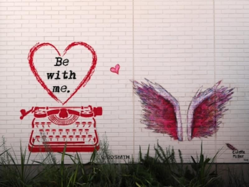 2018年春には、コレット・ミラーさんが描いた《天使の羽》の横にアーティストのワード・スミスさんがアンティークのタイプライターを描いた《＆Love wings》も誕生（2018年6月25日撮影）