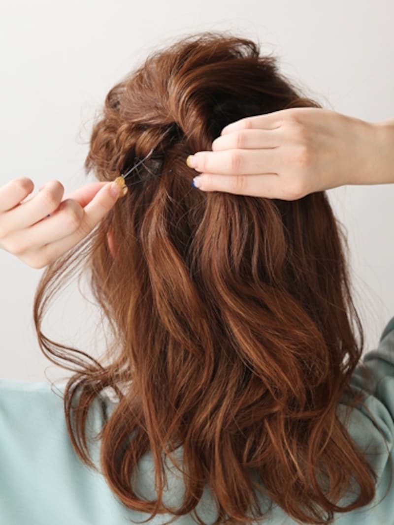 しっかりとめてから、トップの毛束も軽く引き出す