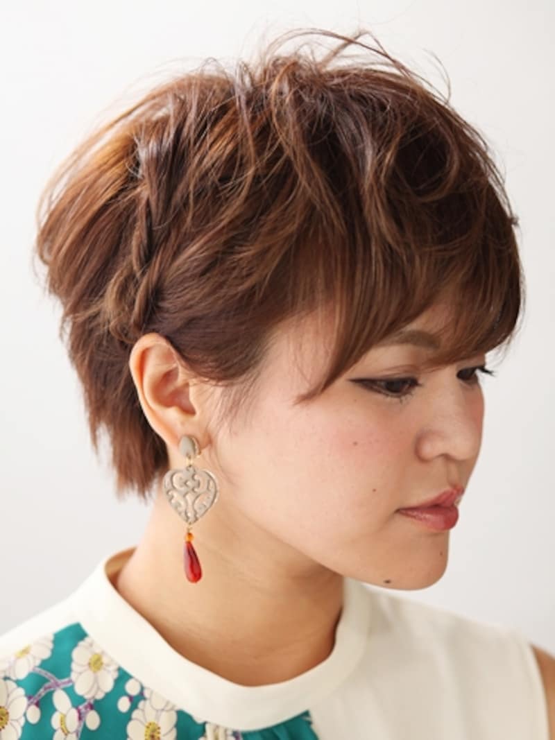 揺れるタイプのイヤリングを合わせて印象的に