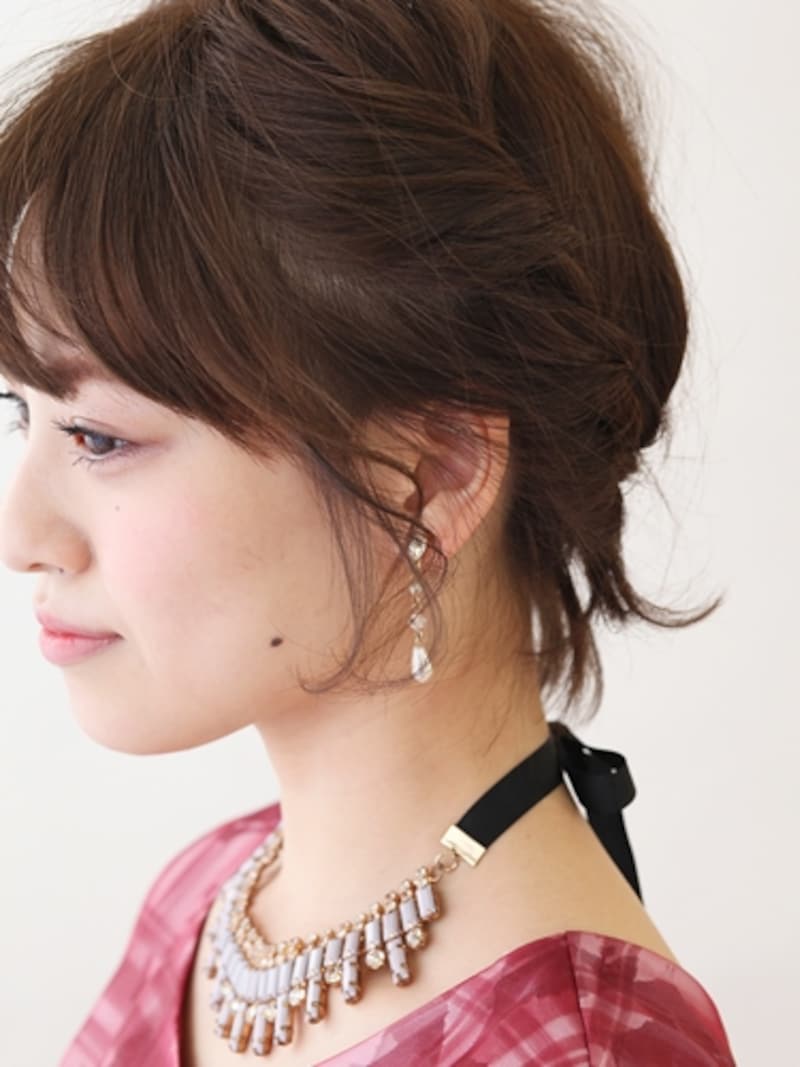 耳を少し隠してほどよい抜け感を演出