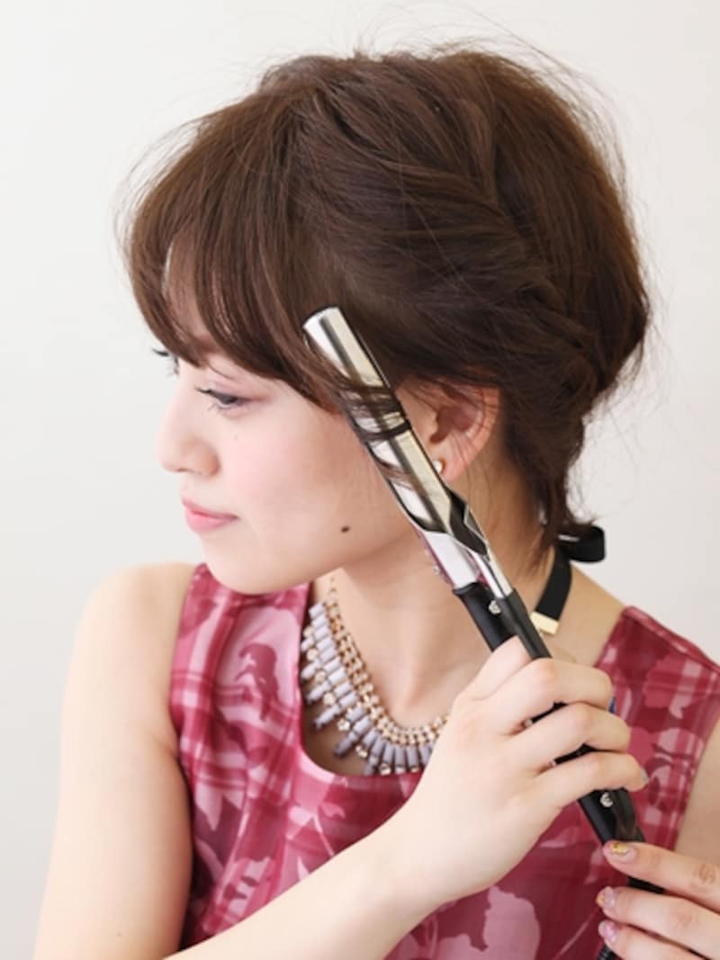 細めのアイロンで顔まわりを巻く