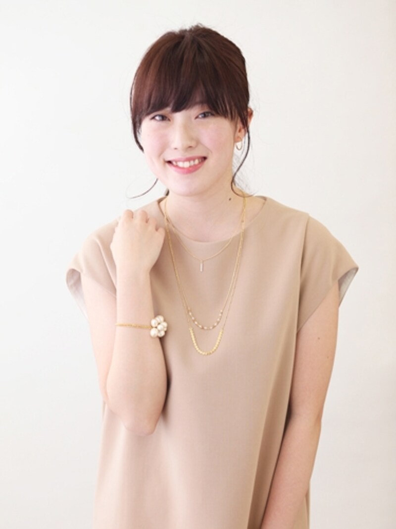 シックなベージュのワンピース