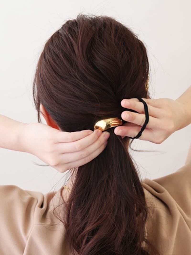 えり足がもたつかないように、キュッとしばる