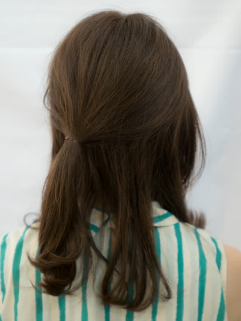 結び目がやや左側になるように