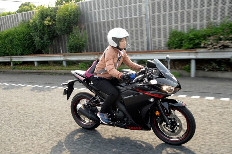 イベントでYZF-R3に試乗する菊地さん。ちなみに普段乗っている愛車はSR400だそう