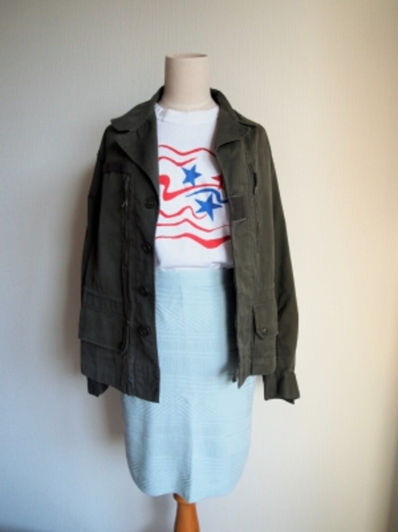 優しいミントカラーにポップな柄を合わせてカーキで締めて