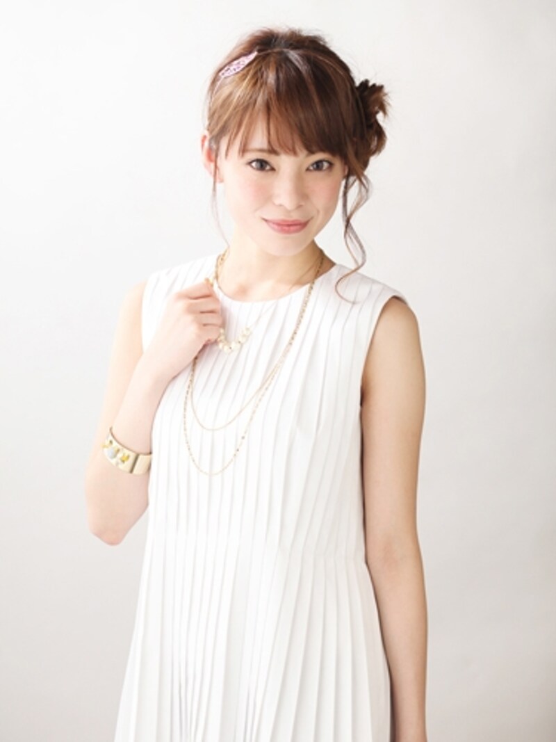 白ブラウスにゴールドアクセをプラス