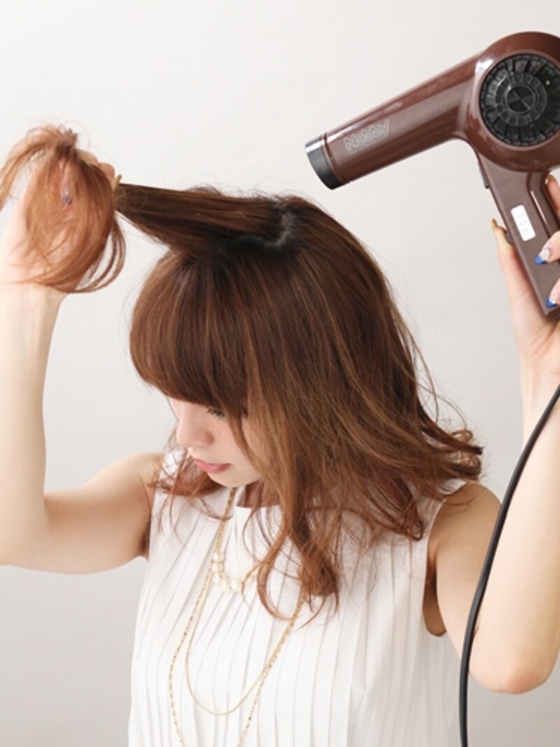 髪にボリュームを出しながら乾かす