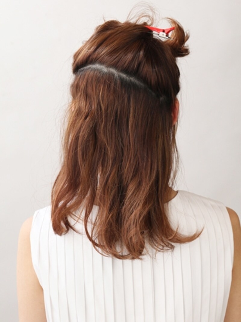 髪を斜めに分けるのが上手く仕上げるポイント