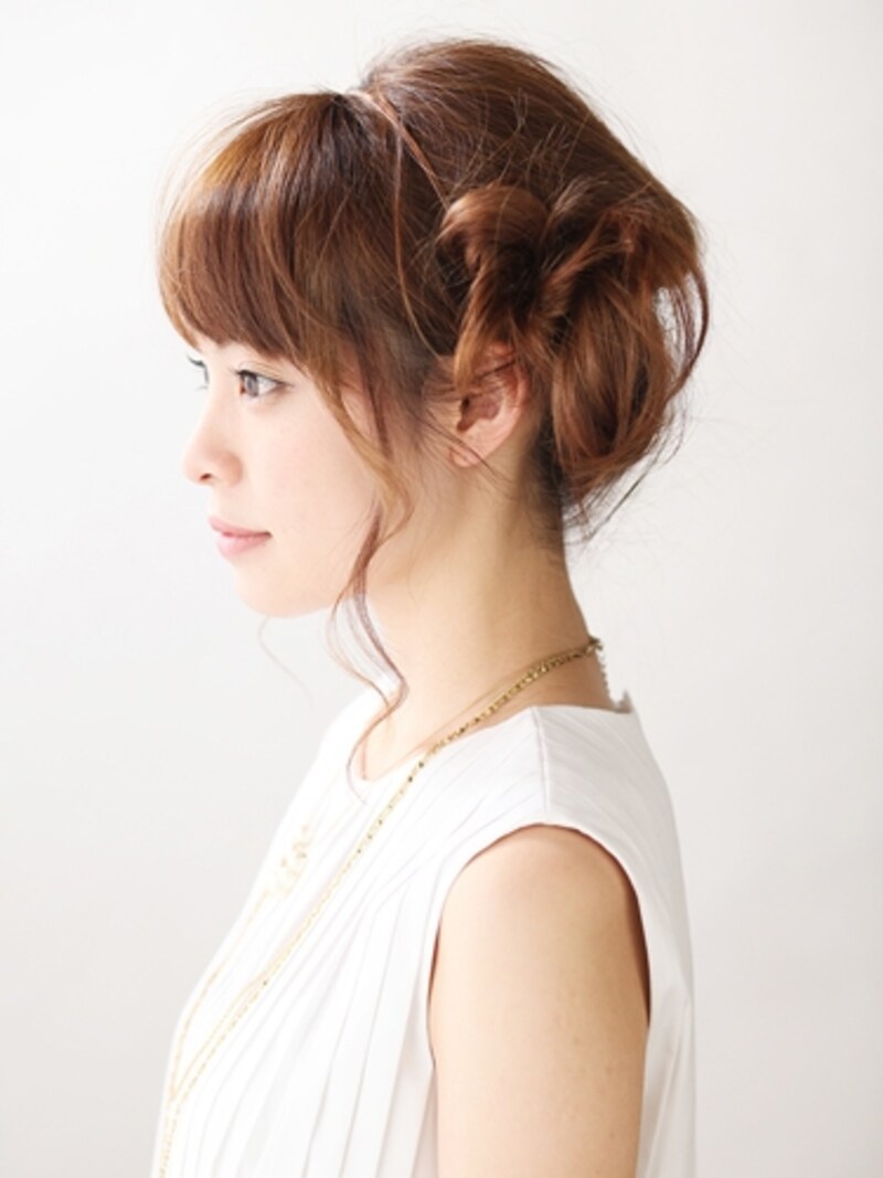 アシンメトリーなサイドアップアレンジ