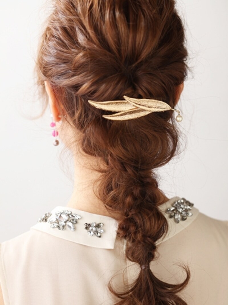 カジュアルなヘアアクセで大人バランスに