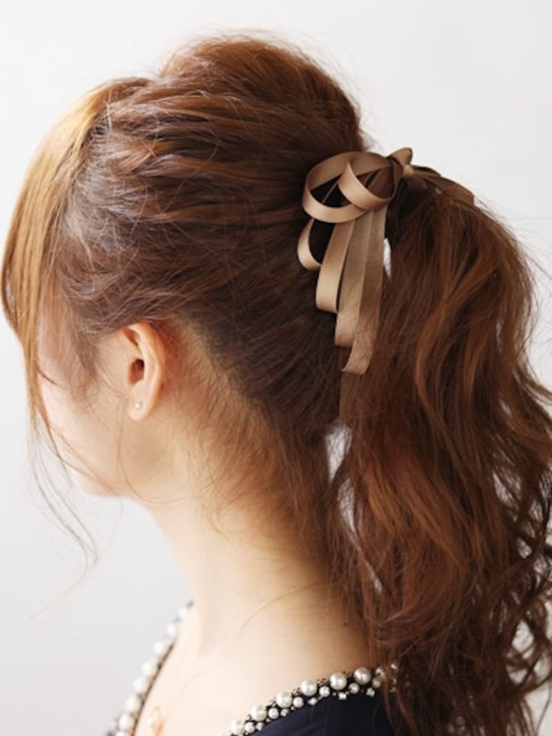 結び目の位置は、顎と耳上を結んだ延長線上がベスト