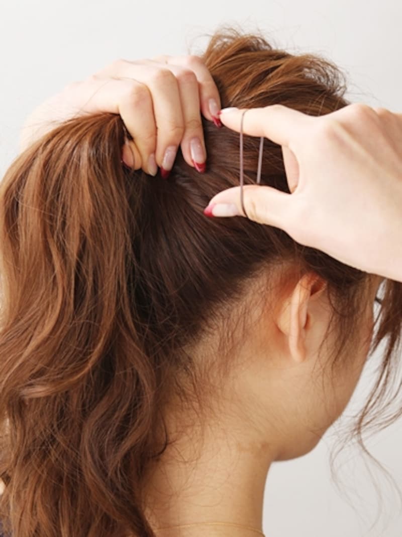 トップのボリュームを潰さないように結ぶ