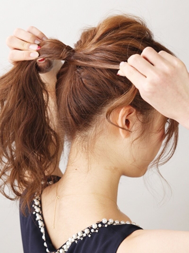 結び目のゴムを隠すように毛束を巻きつける