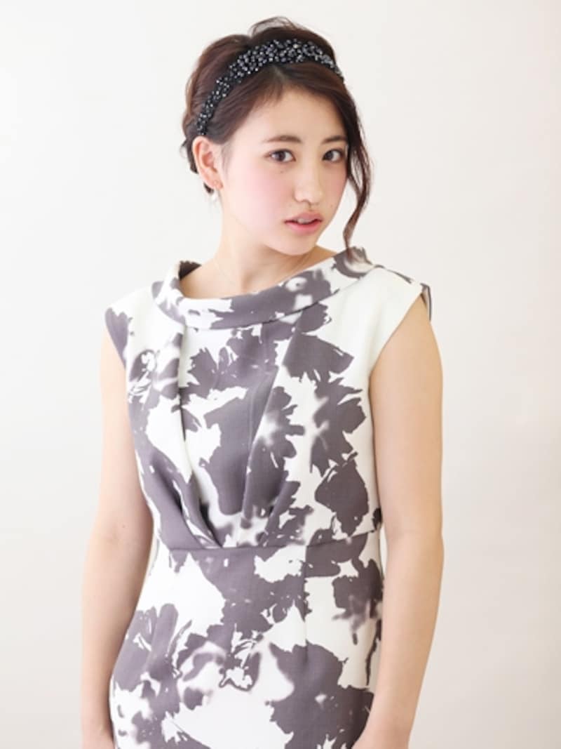 シックな白×グレーのワンピース