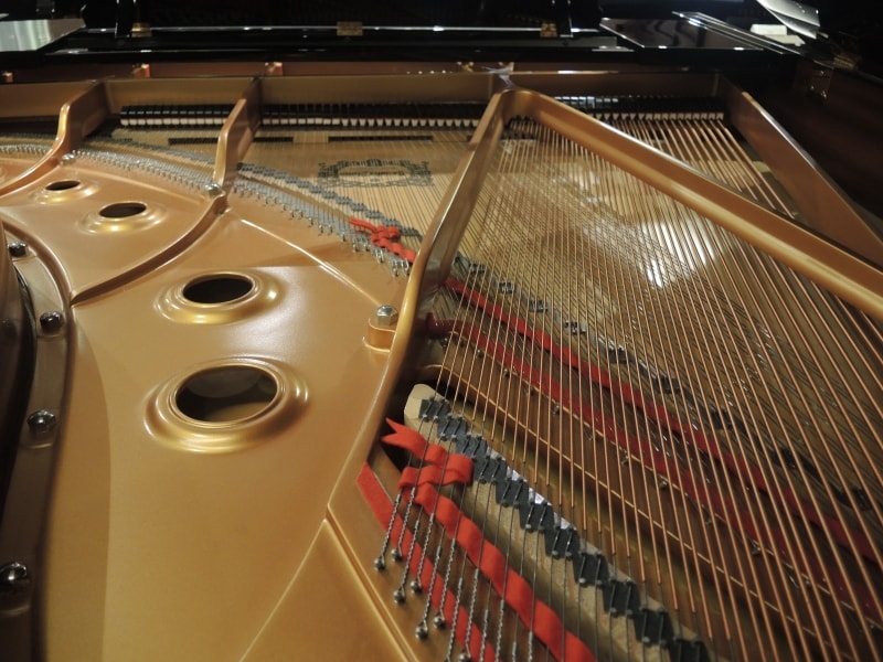 こちらは1000万円クラスのピアノ内部。パッと見ではわからないかもしれませんが、ひとつひとつの部品が最高級品です。