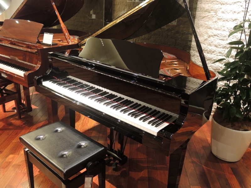 こちらが希望小売価格115万円（税抜）のコンパクトグランドピアノ「GB1K」。名前の通り、比較的狭いスペースにも置くことができるグランドピアノです。