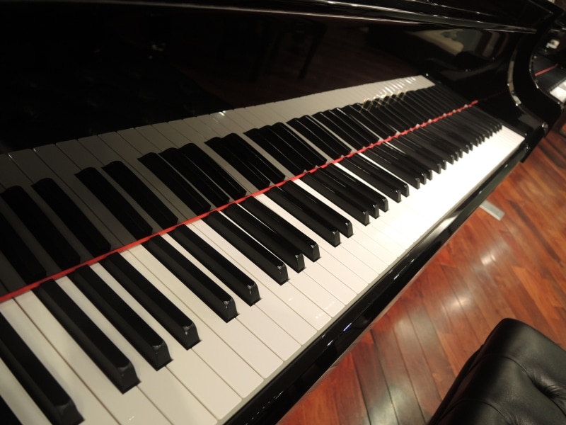 鍵盤も値段によって差が出るポイント。こちらは1000万クラスの鍵盤。写真ではわかりづらいですが、実際に触るとその違いに気が付くはず。