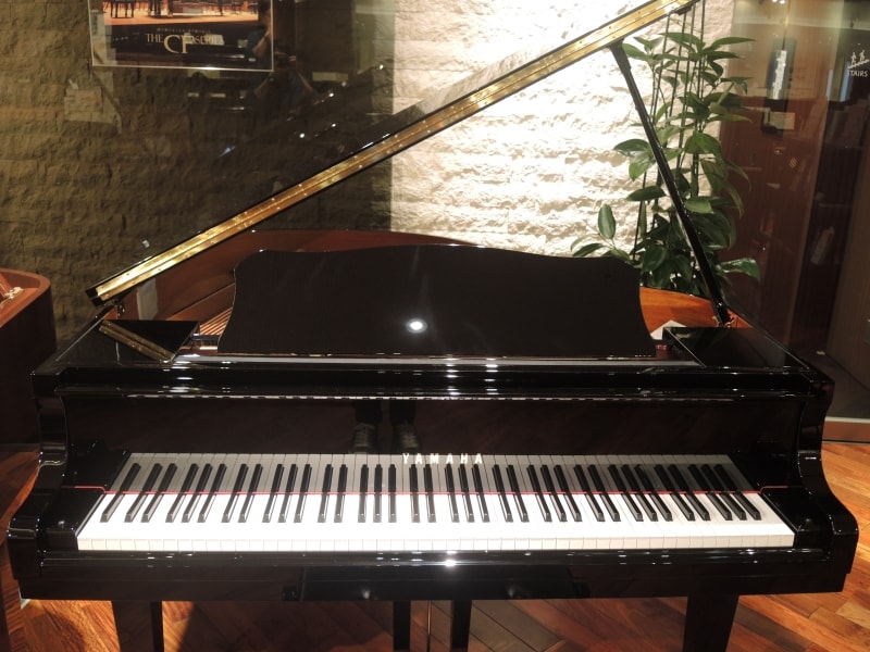 余談になりますが、1000万クラスのピアノは黒の深さに加えてツヤもすばらしいため、写真撮影をするときは写り込みに注意です。