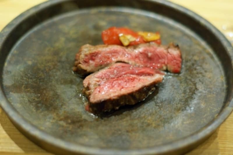 牛三角バラ肉の薪、炭火焼き