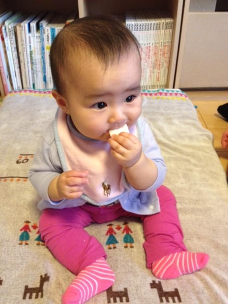 生後7か月頃より、左右よく使う方の手が現れてき