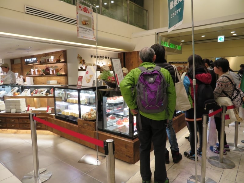 季節感が溢れ出すファウンドリーのショーウインドー